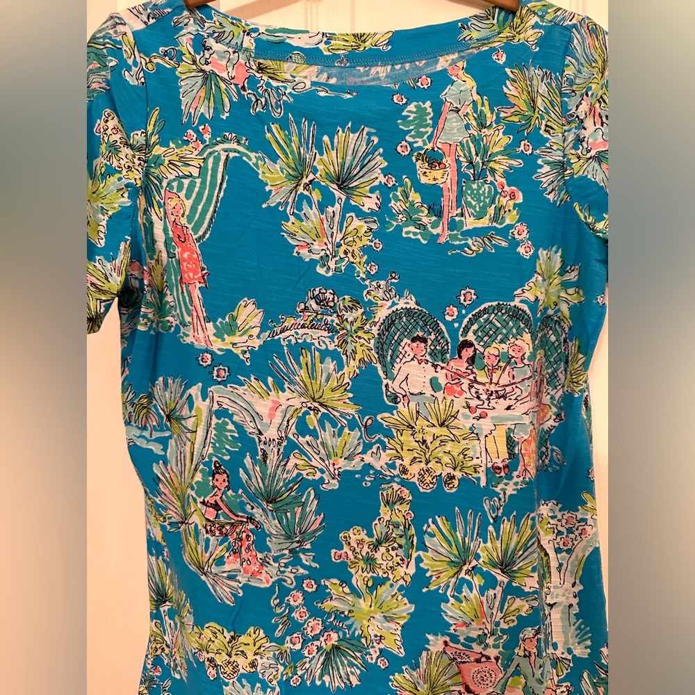 Lilly Pulitzer 100% cotton blue print t-shirt with ruched sleeves.